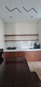 特勒贡Vincaza villa的厨房配有白色的柜台和水槽