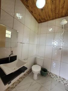 y baño con aseo y lavamanos. en Casa em Lavras Novas, en Ouro Preto
