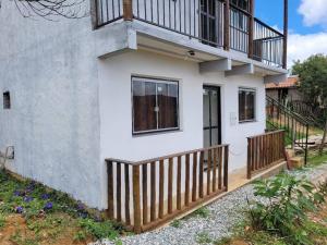 una casa con un balcón en el lateral. en Casa em Lavras Novas, en Ouro Preto