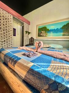 a bedroom with a bed with a quilt on it at Suíte Explorer in Praia Grande