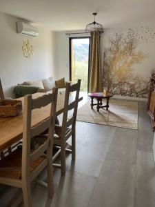 ein Wohnzimmer mit einem Tisch und einem Sofa in der Unterkunft Mon Rêve in Breil-sur-Roya