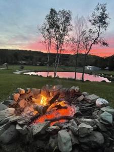 un focolare in un giardino al tramonto di Dancing Barefoot Farms a Pawlet Altre 11 foto
