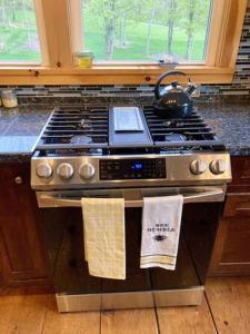 una stufa in una cucina con un bollitore sopra di Dancing Barefoot Farms a Pawlet