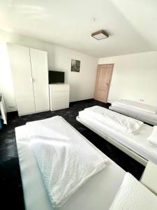 Postel nebo postele na pokoji v ubytování Ferienwohnungen zur Elz - Traumhafte 160 qm Wohnung mit Pool und Garten Nähe des Europaparks