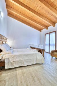 Tollo的住宿－la Casa del Vino - Il Cerchio，一间卧室设有一张大床和木制天花板