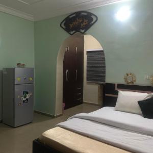 ein Schlafzimmer mit einem Bett und einem Wandbogen in der Unterkunft Health Plaza Abuja in Abuja