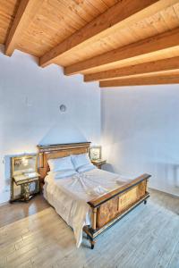 Tollo的住宿－la Casa del Vino - Il Cerchio，一间卧室设有一张床和木制天花板