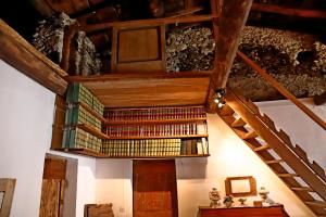 una habitación con una escalera con muchos libros en La casa del Berlingaio, en Stazzema