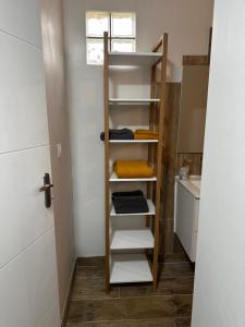 Palanda nebo palandy na pokoji v ubytování Chambre d hôtes du fromental