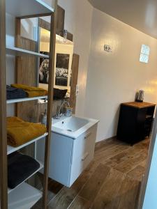 Kuchyň nebo kuchyňský kout v ubytování Chambre d hôtes du fromental