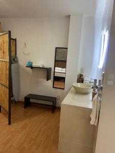 ein Badezimmer mit einer Theke mit einem Waschbecken und einem Spiegel in der Unterkunft Tonantzincalli SPA Prehispanico in Chiconcuac