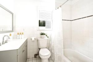 A bathroom at Stunning Luxury 3BR Entire Home in NY with Easy Parking!