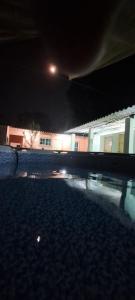 una vista nocturna de un edificio con luz en REYES, HOSTAL & BAR, en Santa Ana
