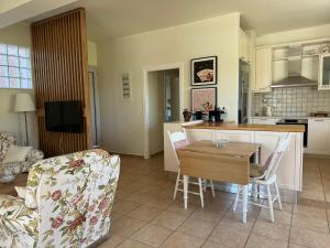 een keuken en een woonkamer met een tafel en stoelen bij Primavera Retreat in Chania