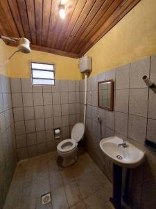 a bathroom with a toilet and a sink at Casa em Lavras Novas in Ouro Preto
