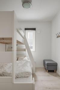 Parkstigens Lägenheter في فوناسدالاين: غرفة نوم مع سرير بطابقين وكرسي