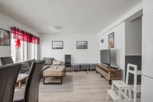 ein Wohnzimmer mit Sofa und Tisch in der Unterkunft Parkstigens Lägenheter in Funäsdalen