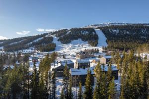 una vista aérea de un complejo en la nieve en Parkstigens Lägenheter, en Funäsdalen