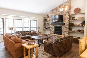 TV a/nebo společenská místnost v ubytování Midway Mountain Cabin - Near Park City 6 bdrm/4ba