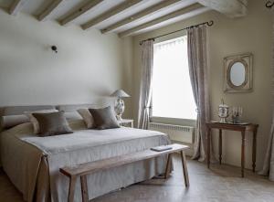 een slaapkamer met een groot bed en een raam bij B&B Hof te Spieringen in Vollezele