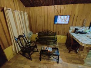 a living room with a table and a chair at Las Cabañas in Venecia