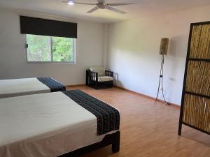 - une chambre avec un lit et une fenêtre dans l'établissement Tonantzincalli SPA Prehispanico, à Chiconcuac