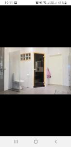 un soggiorno con cucina e una porta con forno a microonde di Cozy Apartment In Pietarsaari a Jakobstad (Pietarsaari)