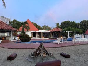a resort with a pool and a table and chairs at Mia Nueva Gorgona in Nueva Gorgona