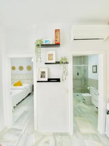 Camera bianca con letto e bagno. di SOLEO suite a Jerez de la Frontera