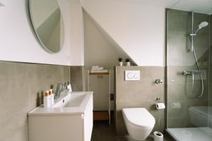 a bathroom with a sink and a toilet and a shower at Green Flat Düsseldorf 2.0 in Düsseldorf +7 photos