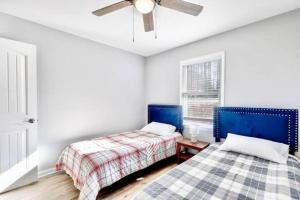 Säng eller sängar i ett rum på North Raleigh Private Retreat