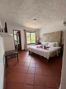 ein Schlafzimmer mit einem großen Bett und Fliesenboden in der Unterkunft Mia Nueva Gorgona in Nueva Gorgona