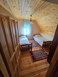 Habitación en el ático con 2 camas y escalera en Guest House Boka, en Žabljak