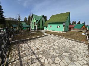 un grupo de casas con techos verdes en Guest House Boka, en Žabljak 10 fotos más