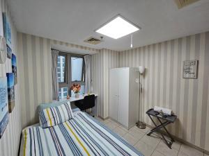 1 dormitorio con 1 cama y nevera en Local Super Host Experience , Stylish Private Rooms in a Shared apartment en Dubái