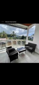 - Balcón con 2 sillas y mesa de centro en Cosy Home Sweet Home, en Moroni