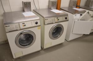 três máquinas de lavar roupa e uma máquina de lavar e secar roupa num quarto em Hotelapartment Meerlust em Cuxhaven