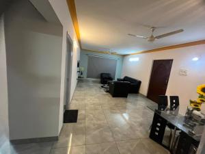 een woonkamer met een bank en een tafel bij Luxurious 2Bhk Fully Furnished apartment in Pune