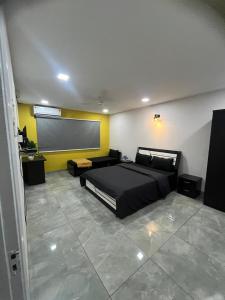 1 dormitorio con cama y pantalla de proyección en Luxurious 2Bhk Fully Furnished apartment, en Pune