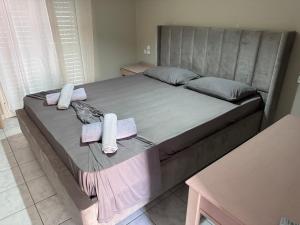 Un dormitorio con una cama con dos toallas encima. en Golden View, en Agia Pelagia 59 fotos más