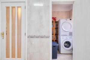 a laundry room with a washer and dryer at Candal Douro in Vila Nova de Gaia