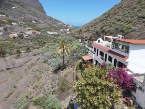 une maison sur le flanc d'une montagne dans l'établissement Casa Lara, à Hermigua