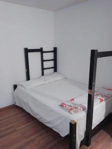 1 dormitorio con 2 literas en una habitación en Bonita casa al norte de Aguascalientes en Jesús María