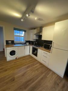 A kitchen or kitchenette at 4 Bedroom House Central Oxford