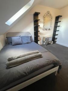 - une chambre avec un grand lit et un miroir mural dans l'établissement 4 Bedroom House Central Oxford, à Oxford