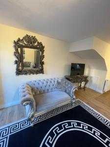 - un salon avec un canapé et un miroir dans l'établissement 4 Bedroom House Central Oxford, à Oxford
