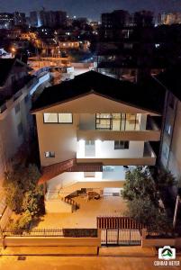 una vista aérea de un edificio por la noche en Left and Right Hostel en Tirana