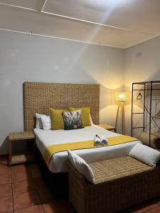 1 dormitorio con 1 cama grande y 1 lámpara en Bothabelo Bed and Breakfast, en Phalaborwa