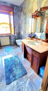 La salle de bains est pourvue d'un lavabo, d'un miroir et d'une baignoire. dans l'établissement Villa Sartori, à Legnago