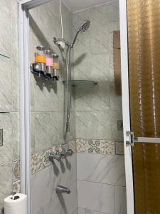 La salle de bains est pourvue d'une douche et d'une porte en verre. dans l'établissement Murray's Cool Spot, à Mandeville